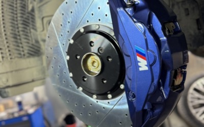 BMW X5 — установили тормозную систему на базе 10 поршневых суппортов Akebono на переднюю ось, задние 4 поршневые