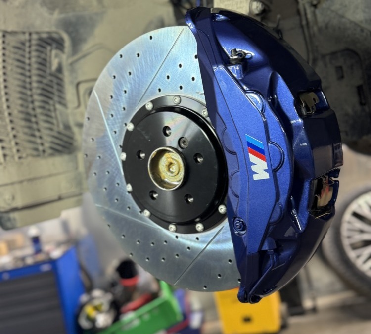 BMW X5 — установили тормозную систему на базе 10 поршневых суппортов Akebono на переднюю ось, задние 4 поршневые