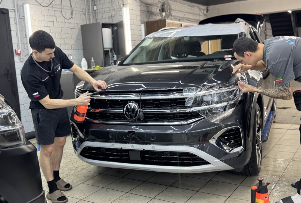 Забронировали лобовое стекло Volkswagen Talagon и самые уязвимые элементы кузова прозрачной полиуретановой плёнкой