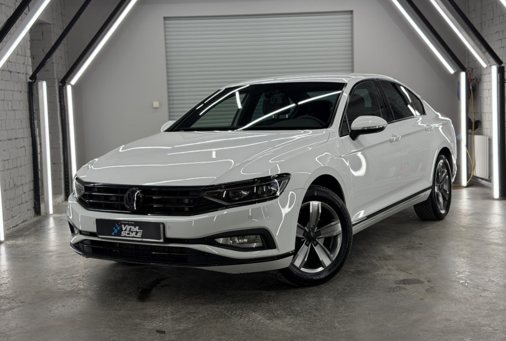 Volkswagen Passat B8 — химчистка салона, полировка кузова и керамика, перетяжка потолка, ремонт водительского сиденья, покраска дисков