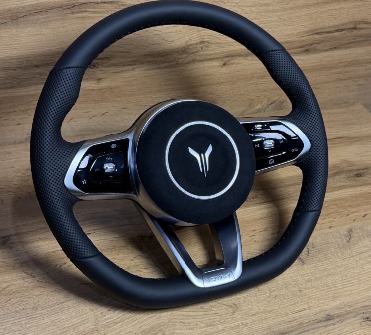 Voyah Free — перетяжка руля с использованием кожи и псевдоперфорации