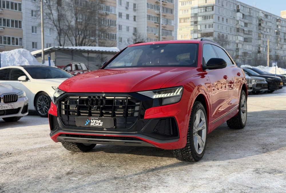 Оклейка кузова автомобиля Audi Q8 полиуретановой пленкой сочного красного цвета