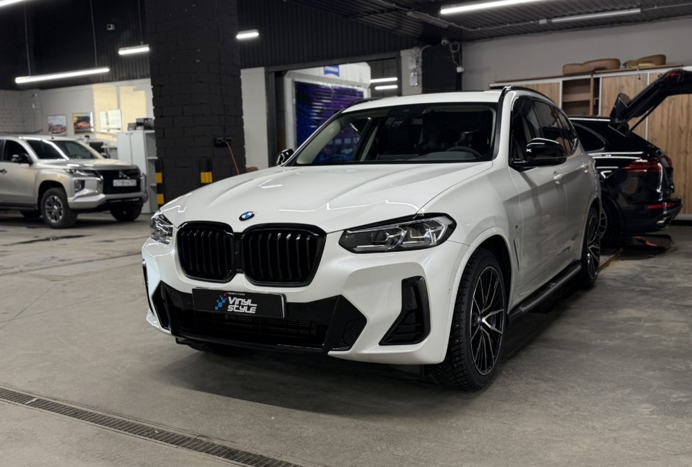 Бронирование зон риска на BMW X3, химчистка салона, перешив руля алькантарой, провели техническое обслуживание