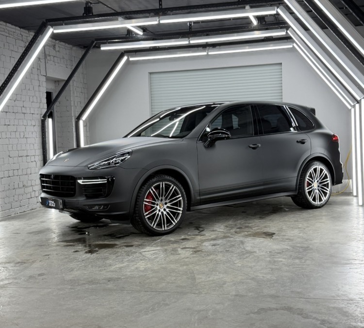 Porsche Cayenne GTS — оклейка автомобиля матовой пленкой с золотистыми металлическими переливами