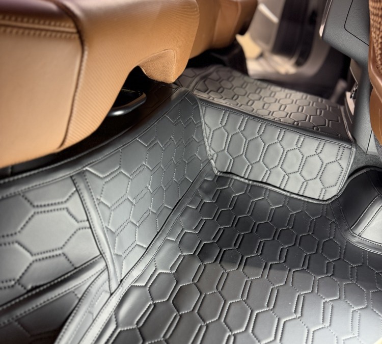 Пошив эксклюзивных ковров в салон автомобиля Audi Q8