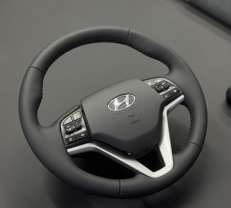 Перетянули руль и ручку КПП на Hyundai Tucson в натуральную кожу