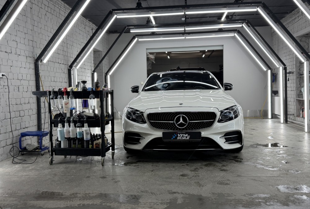 Mercedes E53 — полировка кузова и чистка от вкраплений, нанесение керамики