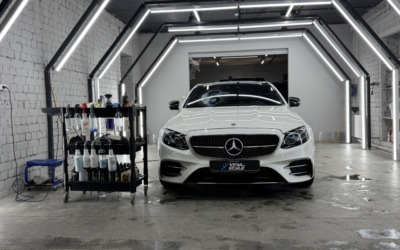 Mercedes E53 — полировка кузова и чистка от вкраплений, нанесение керамики