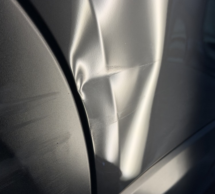 Ремонт вмятины без покраски на автомобиле Mazda CX-30