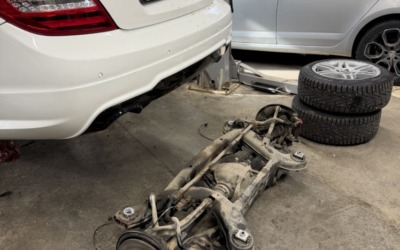 Mercedes C-Class — замена заднего подрамники и техническое обслуживание авто