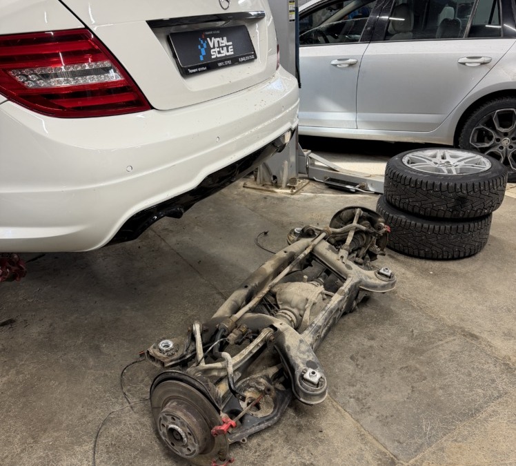 Mercedes C-Class — замена заднего подрамники и техническое обслуживание авто