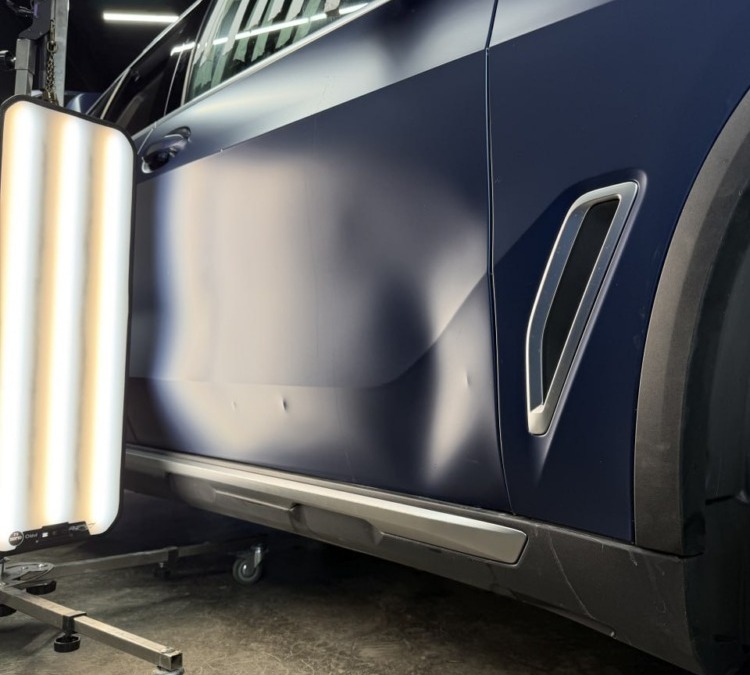 Ремонт сложной вмятина без покраски на двери BMW X5