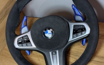 Перетяжка руля автомобиля BMW 330i алькантарой