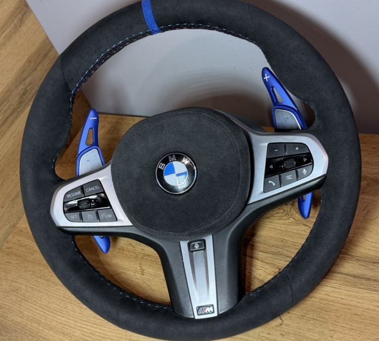 Перетяжка руля автомобиля BMW 330i алькантарой