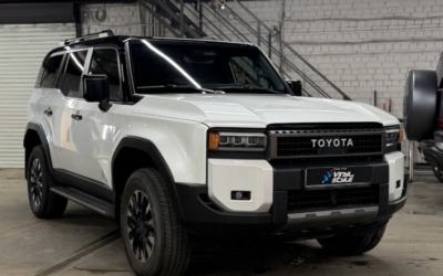 Toyota Land Cruiser Prado — забронировали верхнюю часть кузова черной глянцевой пленкой