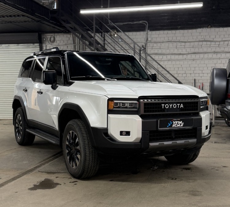 Toyota Land Cruiser Prado — забронировали верхнюю часть кузова черной глянцевой пленкой