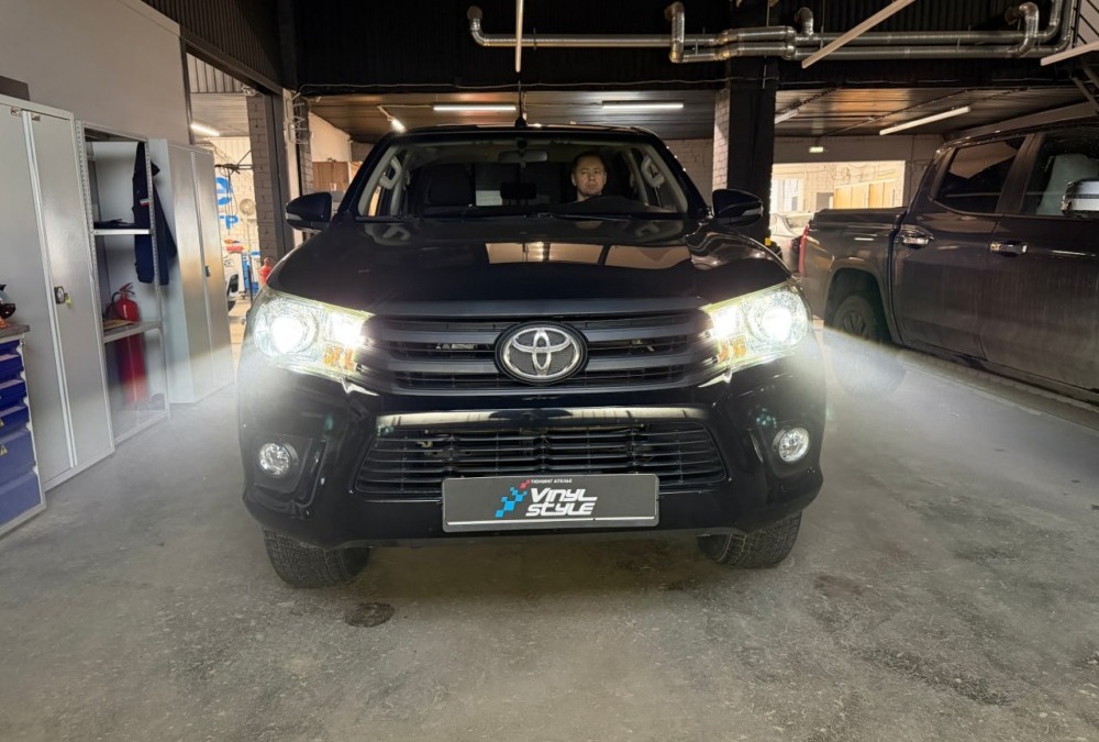 Toyota Hilux 2022 года — установка bi-led модулей от компании IPH Car