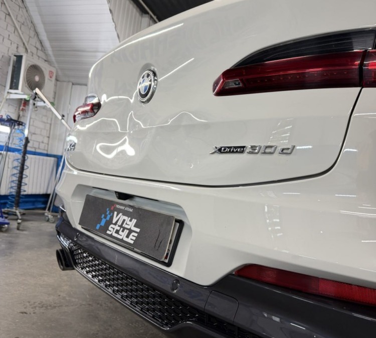 Ремонт вмятин на крышке багажника автомобиля BMW X4 без покраски