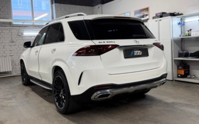 Mercedes GLE 300 установили бесштыревые доводчики и сделали шумоизоляцию дверей