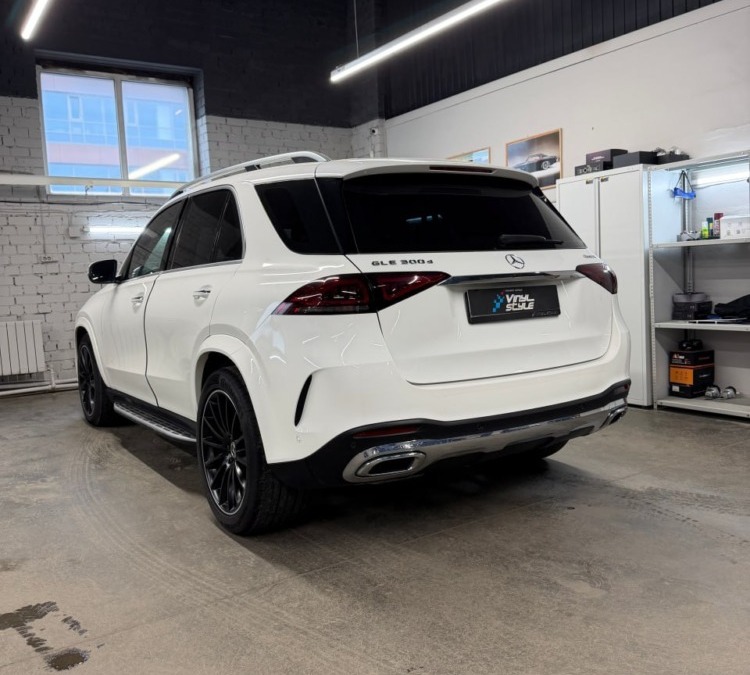 Mercedes GLE 300 установили бесштыревые доводчики и сделали шумоизоляцию дверей