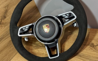 Перетяжка руля автомобиля Porsche Cayenne под оригинал в алькантару