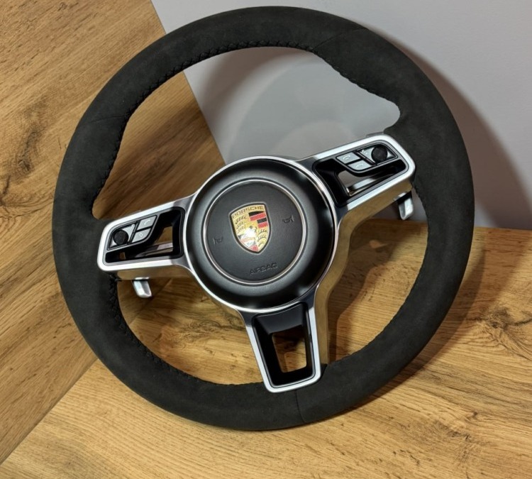 Перетяжка руля автомобиля Porsche Cayenne под оригинал в алькантару