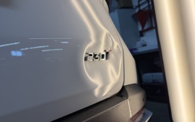 Ремонт вмятины без покраски на крышке багажника автомобиля Omoda