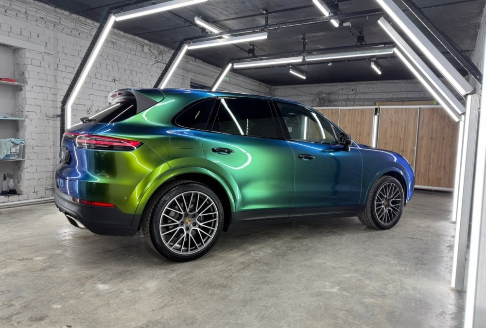Porsche Cayenne — оклейка кузова цветной полиуретановой пленкой с эффектом хамелеона