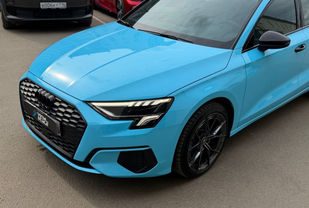 Оклейка автомобиля Audi A3 полиуретановой пленкой ярко-голубого цвета