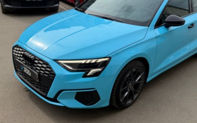 Оклейка автомобиля Audi A3 полиуретановой пленкой ярко-голубого цвета
