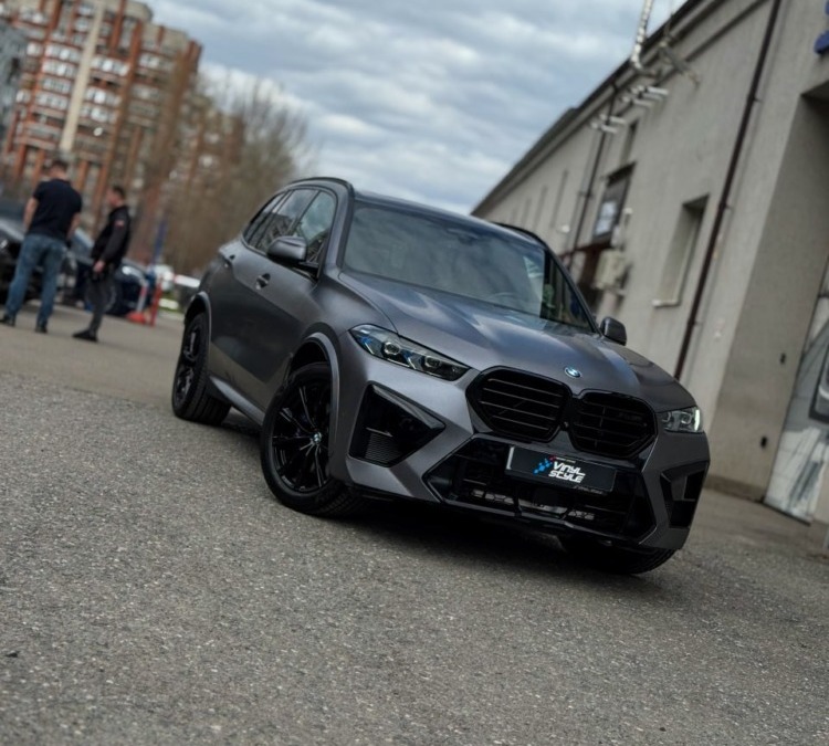 BMW X5 G05 — выполнили рестайлинг и оклеили авто матовой пленкой серого цвета