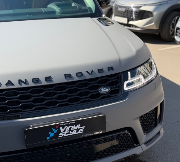 Оклейка автомобиля Range Rover цветной полиуретановой пленкой
