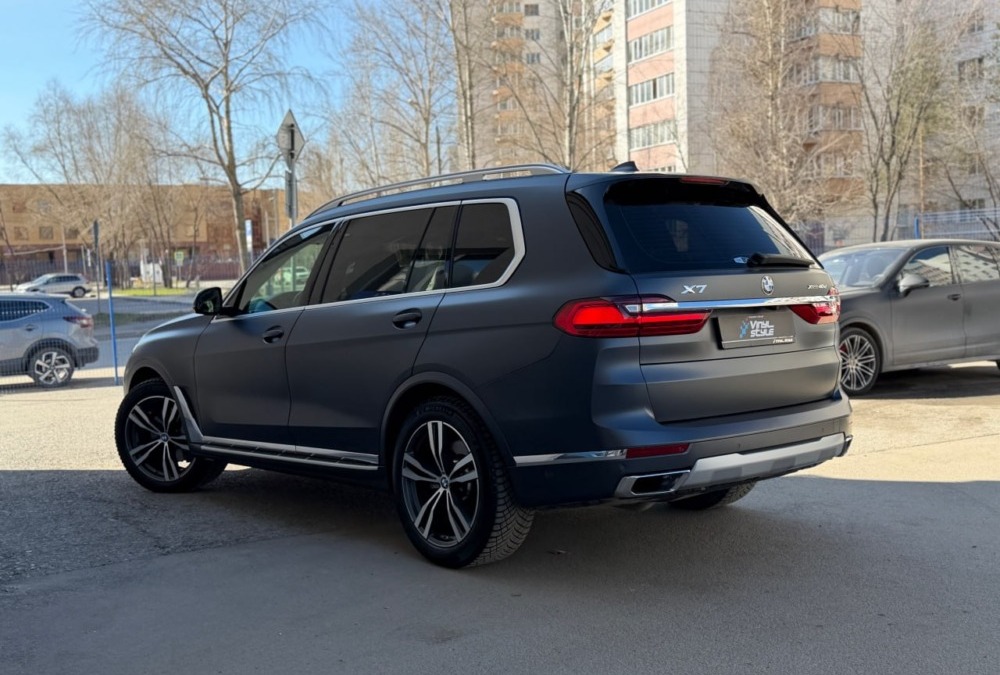 BMW X7 — бронирование кузова матовой полиуретановой пленкой