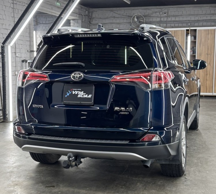 Toyota RAV4 — полировка кузова и керамика, бронирование под ручками