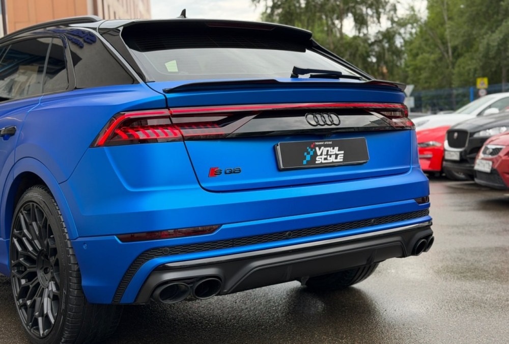 Audi SQ8 — оклейка автомобиля синей полиуретановой пленкой