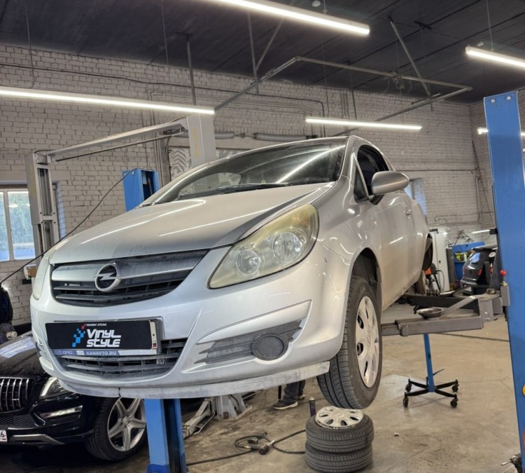 Ремонт автомобиля  Opel Corsa D — замена задних амортизаторов