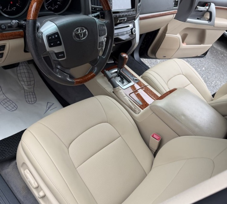 Toyota Land Cruiser 200 — перетяжка передних сидений под оригинал