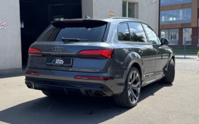 Бронирование Audi Q7 матовой полиуретановой пленкой.