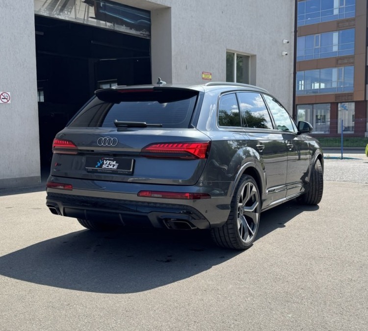 Бронирование Audi Q7 матовой полиуретановой пленкой.