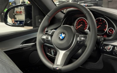 Перетяжка руля BMW X6 натуральной кожей с красной строчкой
