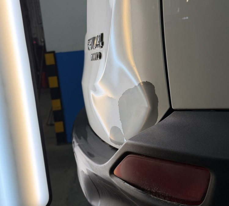 Ремонт вмятины с покраской на крышке багажника Toyota RAV4