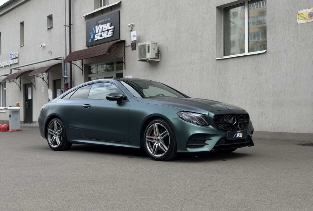 Mercedes E class — оклейка матовой полиуретановой пленкой зеленого оттенка