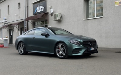 Mercedes E class — оклейка матовой полиуретановой пленкой зеленого оттенка