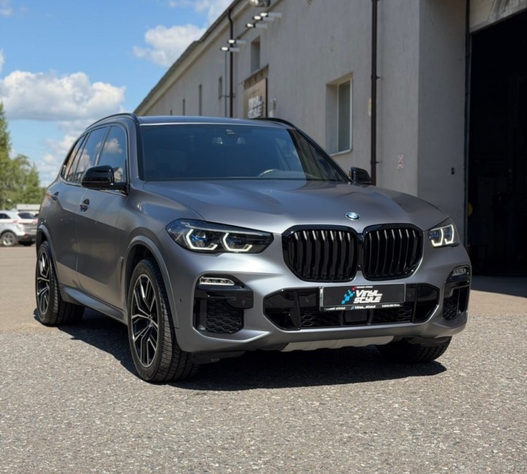 BMW X5 — оклейка цветной полиуретановой пленкой