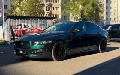 Jaguar XE — смена цвета на British Racing Green