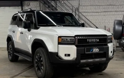Toyota Land Cruiser Prado — забронировали верхнюю часть кузова черной глянцевой пленкой