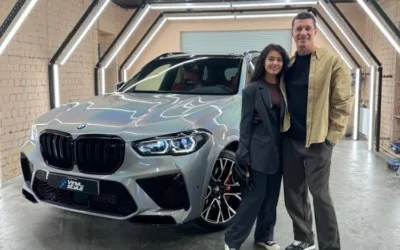 BMW X5M competition — оклейка кузова цветной полиуретановой пленкой, бронирование лобового, реставрация кожи