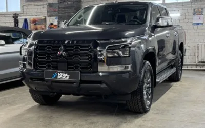 Отшили комплект ковров в салон автомобиля Mitsubishi L200, установка охранной системы и электропривода на дверь багажника
