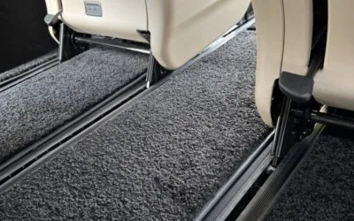 Mercedes V-class — отшили комплект ворсовых ковров и установили доводчики дверей