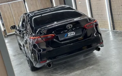 Toyota Camry —  полировка, керамика, химчистка, раздвоение выхлопа на банках, чип-тюнинг Stage 1- 214 л.с., 261 Нм